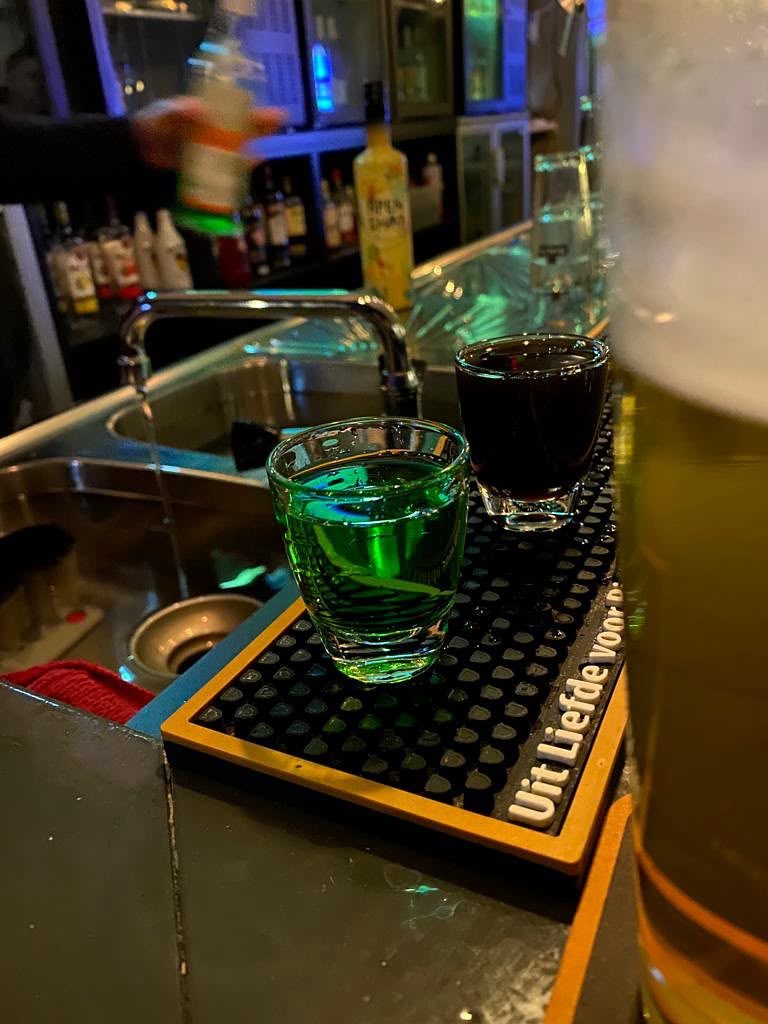 Shotjes en een biertje aan de bar