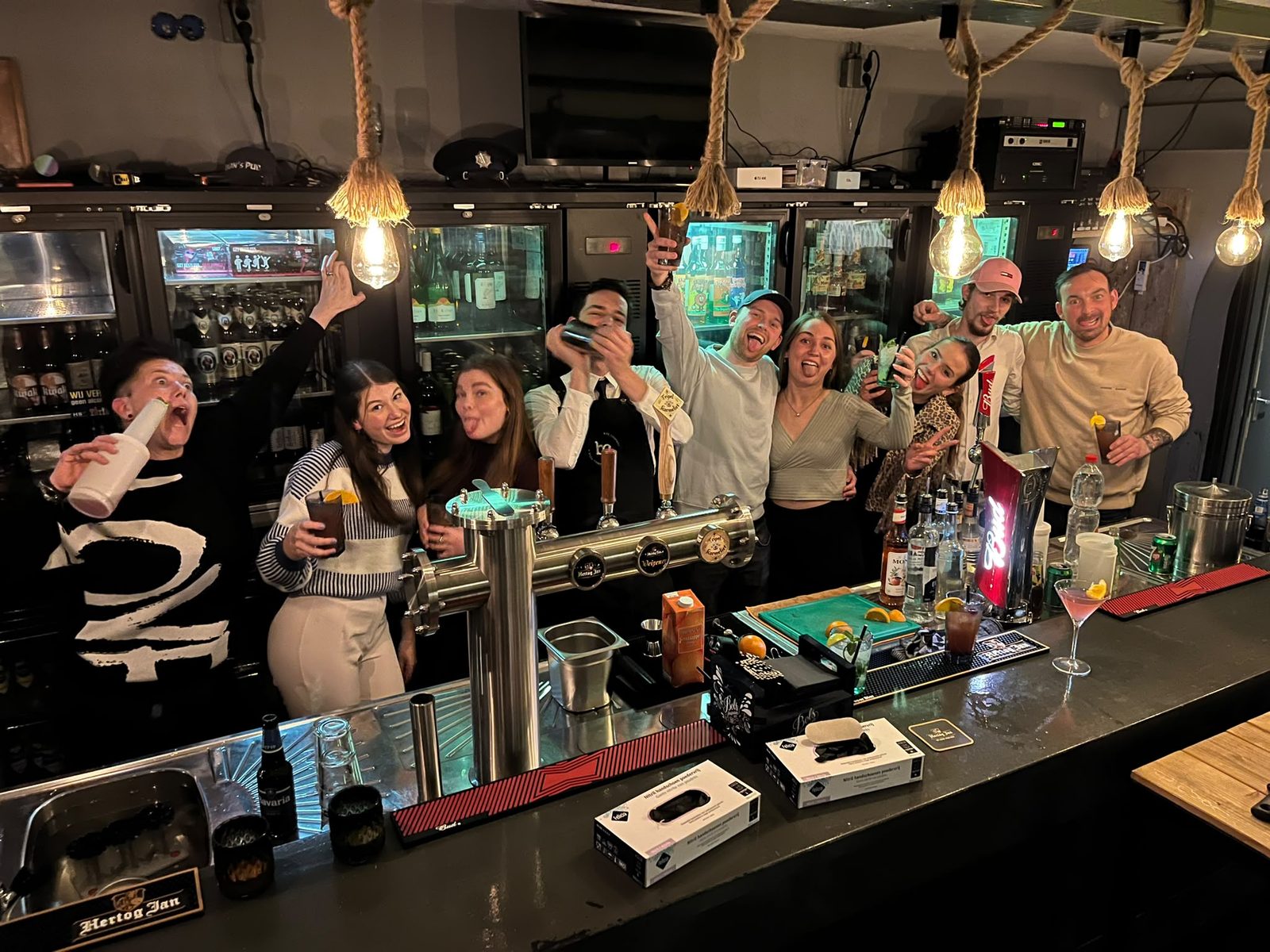 Het team van Logan's Pub achter de bar